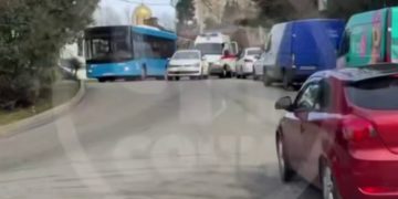 В Сочи водитель заблокировал проезд скорой и объяснил причину своего поступка