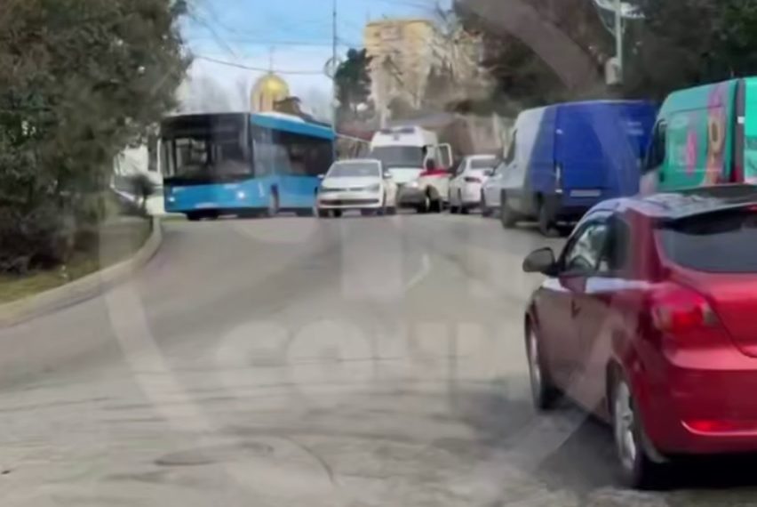 В Сочи водитель заблокировал проезд скорой и объяснил причину своего поступка