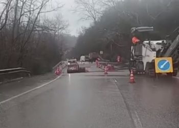 Из-за трещины на объездной дороге в Сочи образовалась пробка