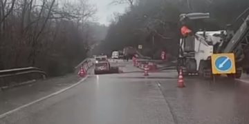 Из-за трещины на объездной дороге в Сочи образовалась пробка