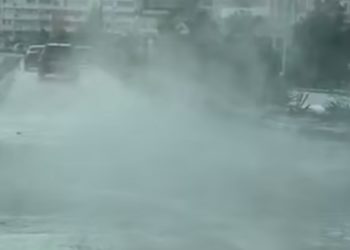 На дороге в Краснодаре прорвало трубу с кипятком