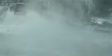 На дороге в Краснодаре прорвало трубу с кипятком