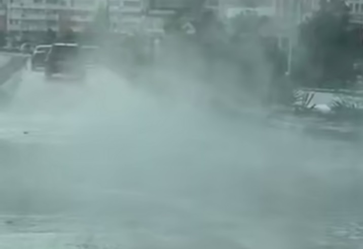 На дороге в Краснодаре прорвало трубу с кипятком