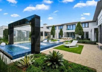 Рядом с Сочи продают уникальный особняк за 1,6 млрд рублей