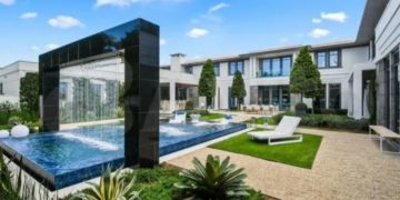 Рядом с Сочи продают уникальный особняк за 1,6 млрд рублей