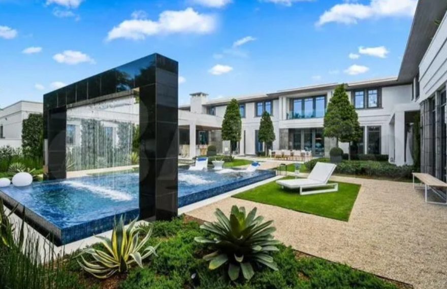 Рядом с Сочи продают уникальный особняк за 1,6 млрд рублей