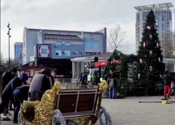 Сильный ветер опрокинул елку в Анапе