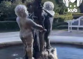 В Сочи мальчики в фонтане покрылись льдом