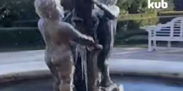 В Сочи мальчики в фонтане покрылись льдом