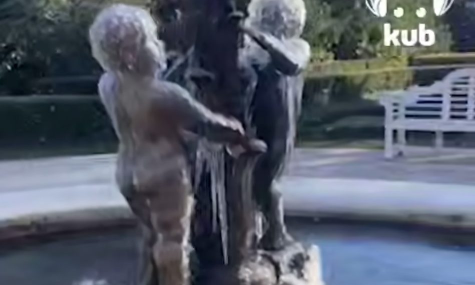 В Сочи мальчики в фонтане покрылись льдом