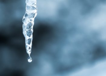 В Новороссийске сосулька упала восьмилетнего на ребенка