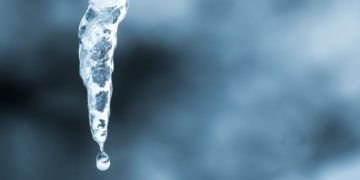 В Новороссийске сосулька упала восьмилетнего на ребенка