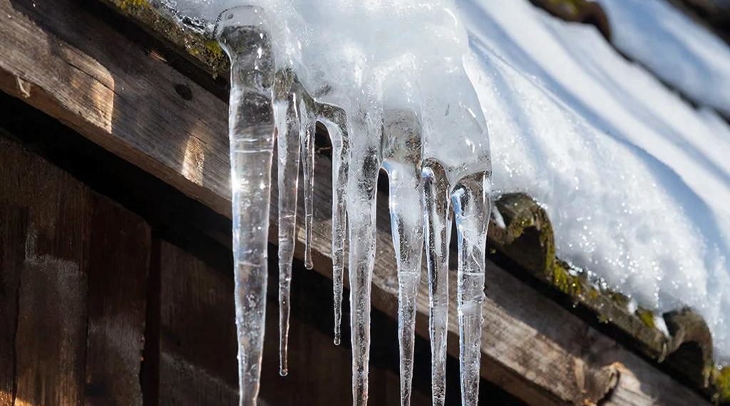 В Краснодаре сосулька отправила в больницу 40-летнего мужчину с ушибом мозга