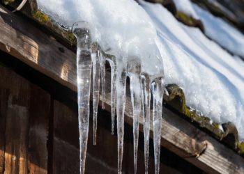 В Краснодаре сосулька отправила в больницу 40-летнего мужчину с ушибом мозга