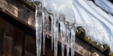 В Краснодаре сосулька отправила в больницу 40-летнего мужчину с ушибом мозга