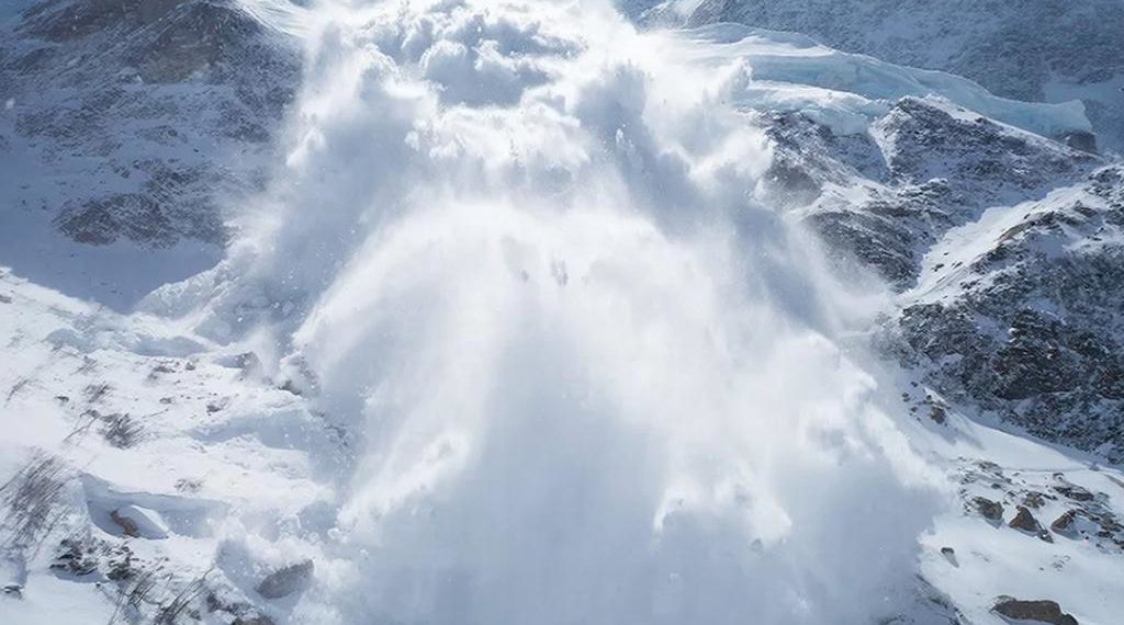 Чудо на трассе: ребенок пролежал 15 минут под снежной лавиной в Сочи и выжил