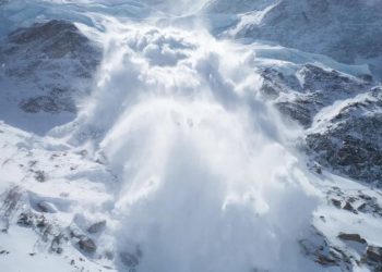 Чудо на трассе: ребенок пролежал 15 минут под снежной лавиной в Сочи и выжил