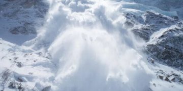 Чудо на трассе: ребенок пролежал 15 минут под снежной лавиной в Сочи и выжил