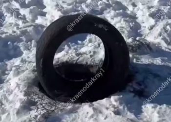 Краснодарцы своими силами закрыли люк, в который упала девочка