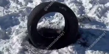 Краснодарцы своими силами закрыли люк, в который упала девочка