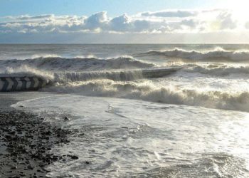В Сочи ожидаются волны высотой до 1,5 метра 24 и 25 января