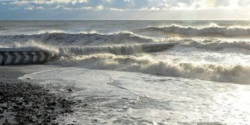 В Сочи ожидаются волны высотой до 1,5 метра 24 и 25 января
