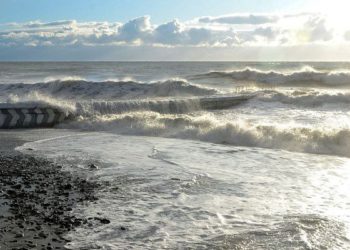 В Сочи ожидаются волны высотой до 1,2 метра 30 января