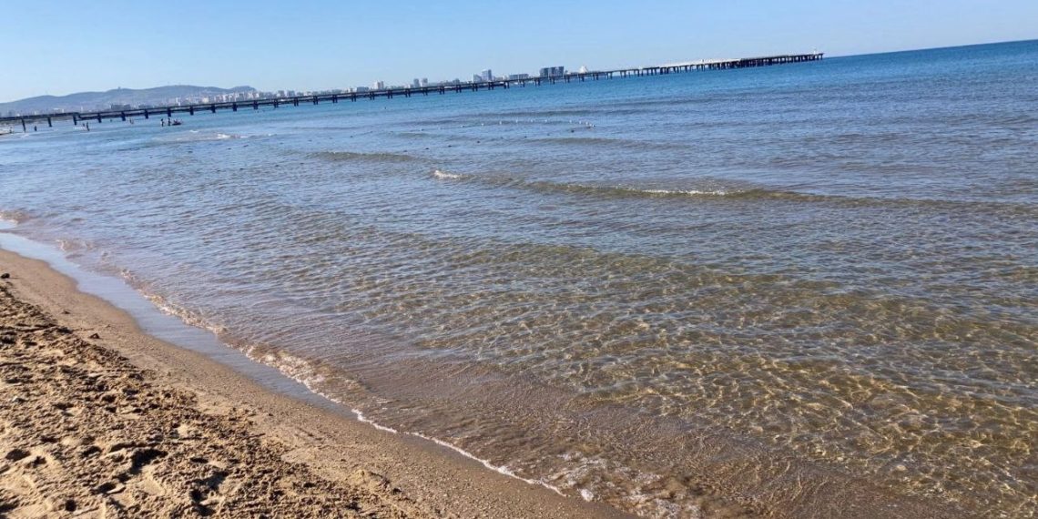 В Сочи мужчина окунул двоих детей в ледяную морскую воду