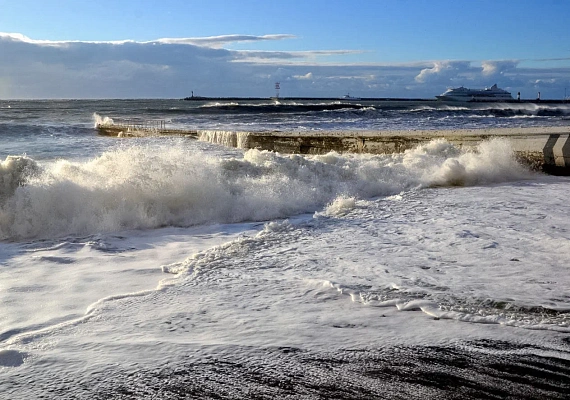 Штормовое предупреждение объявлено в Сочи и «Сириусе» на 11 января