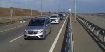 В очереди перед Крымским мостом с обеих сторон стоят 500 автомобилей