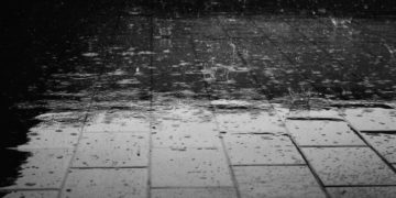 В Краснодаре прорыв трубы на Сормовской затопил дорогу и оставил дома без воды