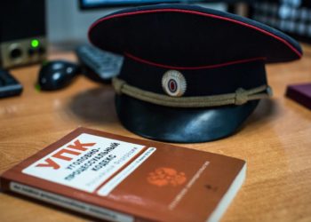 В Ейске полиция проверяет информацию о девочке с синяками, продающей рисунки