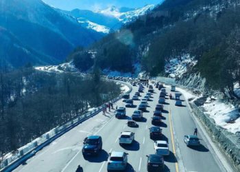 В Красной Поляне в Сочи туристы 2 января застряли в многокилометровых пробках