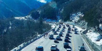 В Красной Поляне в Сочи туристы 2 января застряли в многокилометровых пробках