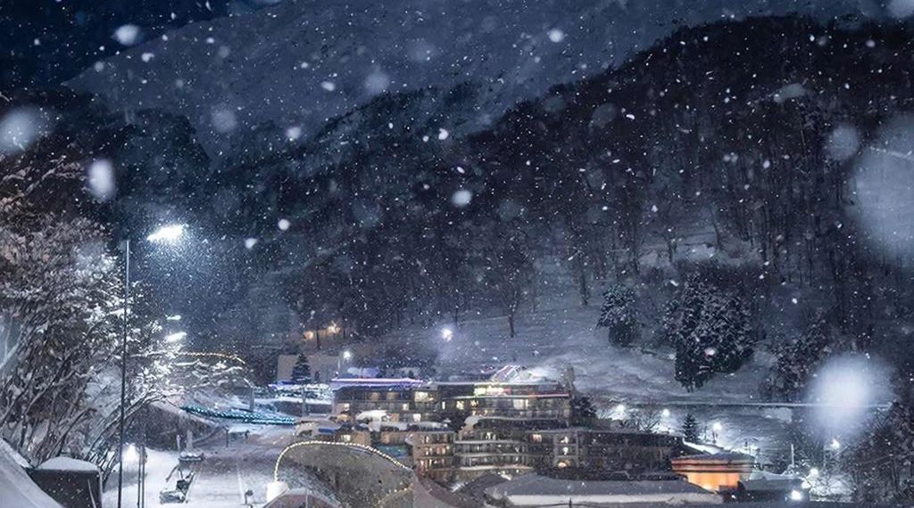 Снегопад спустился с гор в Сочи
