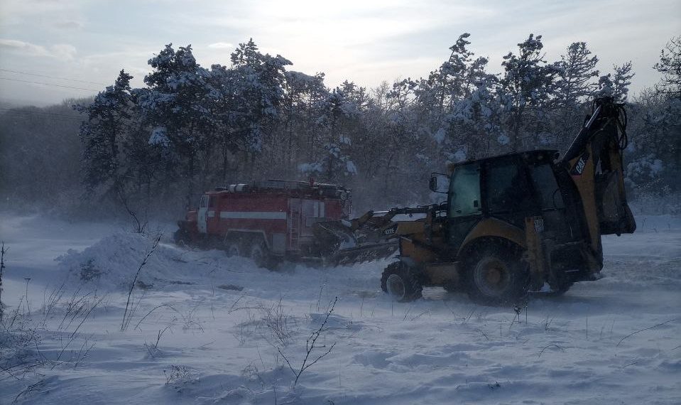 В Новороссийске спасли 13 человек и пять авто, попавших в снежные заносы