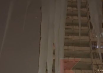 Краснодарцы жалуются на двухметровые сосульки