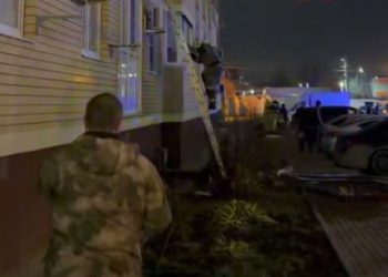 Краснодарец выбрасывал из окна стулья и чуть не сбросил с лестницы пожарных