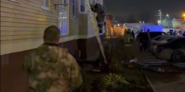 Краснодарец выбрасывал из окна стулья и чуть не сбросил с лестницы пожарных