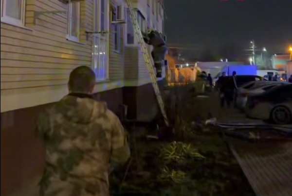 Краснодарец выбрасывал из окна стулья и чуть не сбросил с лестницы пожарных