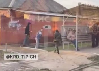 В Краснодаре зацеперы закидали трамвай камнями