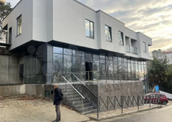 В Сочи выставили на продажу бизнес-центр на первой линии за 160 млн рублей