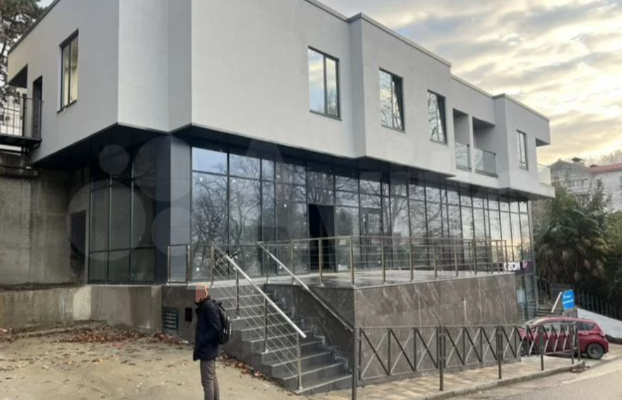В Сочи выставили на продажу бизнес-центр на первой линии за 160 млн рублей