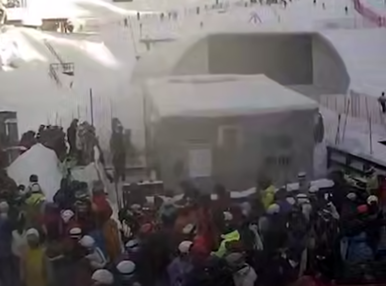 Очереди у подъёмников на Красной Поляне в Сочи растянулись до полутора часов