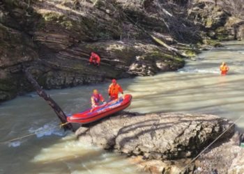 В Адыгее нашли тела двух человек, упавших на машине в реку Сахрай