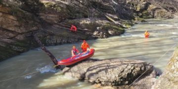В Адыгее нашли тела двух человек, упавших на машине в реку Сахрай