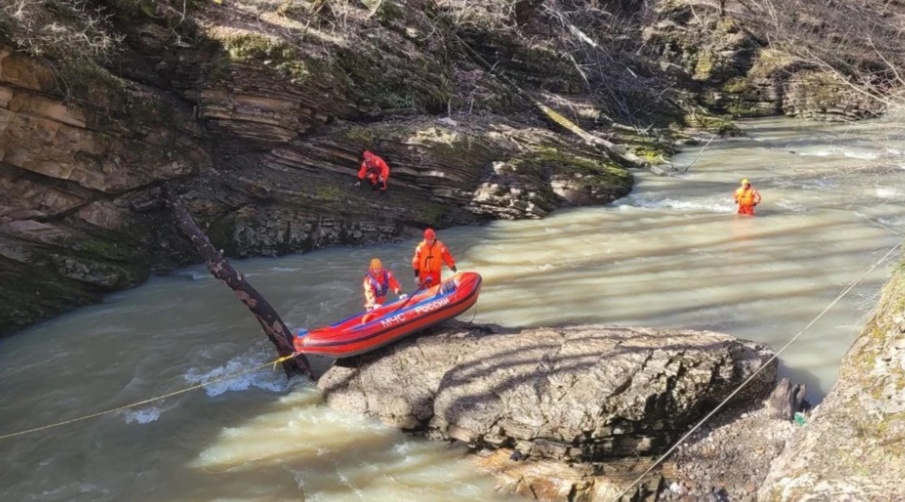 В Адыгее нашли тела двух человек, упавших на машине в реку Сахрай