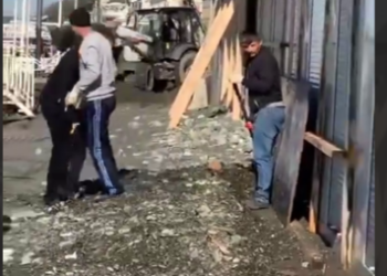 В Сочи после шторма лопатами расчищают заваленные песком бутики на набережной