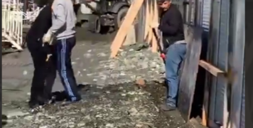 В Сочи после шторма лопатами расчищают заваленные песком бутики на набережной