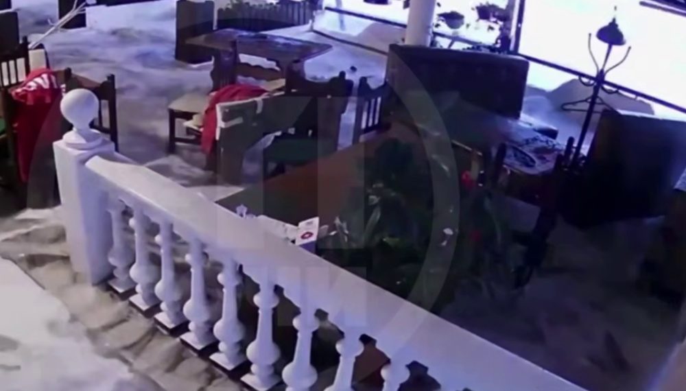 Момент спасения ребёнка из разбитого волной ресторана в Сочи попал на видео